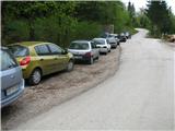 Spominski park tovarištva -Davovec Ali pa se zapeljemo na izhodišče , ki je pred vasjo. Tu ob cesti pustimo vozilo.