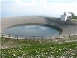 Akumulacijsko jezero na vrhu Velikega Zvoha.