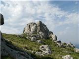 Tulove grede -1120 m Ob poti ne manjka zanimivega skalovja.