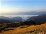 Megla nad Bohinjsko dolino s poti pod Toscem