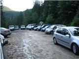 Parkirišče je bilo pred planino Konjščico ob sedmi uri zjutraj nabito polno.