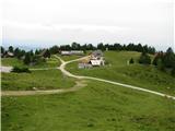 Vrnem se seveda nazaj na planino Jezerce. Planina se drastično spreminja-bo gostišče ali mali hotelček.