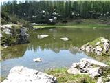 Na koncu dolinice se teren malo dvigne in že smo pri jezercu, ki se poleti posuši.