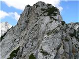 Strmemu, krušljivemu žlebu sem se izognil in nadaljeval do dobro vidnega macesna levo.