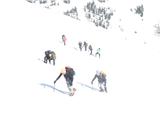 pohodniki prihajajo po Šantanškem plazu na vrh