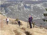 Spust proti izhodiščni točki - vasi Lokavec, tu nas še sonček greje......