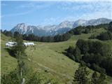 Planina Kuk, zadaj Tolminski Migovec, za njim pa Tolminski Kuk, Zeleni vrh, Podrta gora, Vrh nad Škrbino, Meja, Rušnati vrh