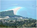 pogled navzdol na plažo Zlatni rat