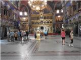Ena izmed redkih pravoslavnih cerkva , ki so odprete za turiste.Preseneča , da verniki pri verskih obredih stojijo.