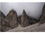 Sextenski Dolomiti - pot *Dolomiti senza confini* Meglice so še povečale resnobnost divjih sten