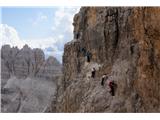 Sextenski Dolomiti - pot *Dolomiti senza confini* Kolončkanje na Monte Paterno. Rahlo težja, desna varianta vzpona težavnosti B/C je bila prazna :)