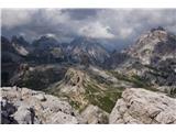 Sextenski Dolomiti - pot *Dolomiti senza confini* Pogled z vrha na Rif. Locatelli in Torre di Toblin
