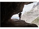 Sextenski Dolomiti - pot *Dolomiti senza confini* Kaj kmalu prideva do izjemno strmih pobočij in poti, iztrgane gori s pomočjo razstreliva