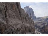 Sextenski Dolomiti - pot *Dolomiti senza confini* Potek poti pod ostenji La Mitrie in Torre Undici.  Neverjetno, izpostavljeno