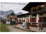 Sextenski Dolomiti - pot *Dolomiti senza confini* Koča je bolj gostišče s prenočišči, v sredah zaprto. Zaželjena je rezervacija