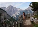 Sextenski Dolomiti - pot *Dolomiti senza confini* Jutro petega dne in pogled na Rif. Locatelli daleč zgoraj