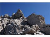 Lienški Dolomiti - gore nad kočo Karlsbader Hütte Nekaj malega smo se spustili, nadaljevali pod ostenjem plezalskega Roter Turma in prišli do prvih jeklenic