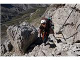 Lienški Dolomiti - gore nad kočo Karlsbader Hütte Začetek ni nič posebnega, smer vodi na greben