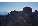 Lienški Dolomiti - gore nad kočo Karlsbader Hütte Dva človečka stojita na vrhu Daumena, v ozadju je Große Sandspitze