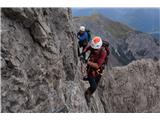 Lienški Dolomiti - gore nad kočo Karlsbader Hütte Nato se začne izpostavljen in strm vzpon. Stopi so ozki in ne ravno pogosti. Ocena bi bila lahko vsaj visoki C :)