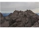 Lienški Dolomiti - gore nad kočo Karlsbader Hütte Vrh je vseskozi varljivo blizu. Vzpon nanj vseeno vzame slabe dve urici