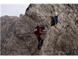 Lienški Dolomiti - gore nad kočo Karlsbader Hütte Težavnost do vrha  je večinoma  A/B, sem ter tja C. Prostora na njem je malo, zato smo takoj nadaljevali v smeri Große Gamswiesenspitze