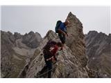 Lienški Dolomiti - gore nad kočo Karlsbader Hütte Takole smo se prebijali. Od tu naprej sledi strm spust