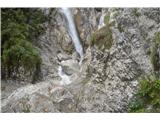 Slovenski slapovi vodotokov  Potrebno je nekako priti na desni breg prek mokrih skal in kar velike vode,da ga končno zagledamo v vsej svoji veličini.