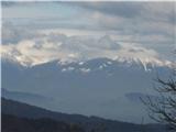 Stol, v ospredju na sredini Dobrča,desno Begunjščica 