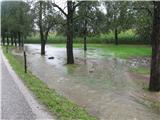 Poplavljena brežina in cesta