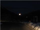 Vršič 1737m Čar lune,ki zahaja med grebeni zgornjesavske doline