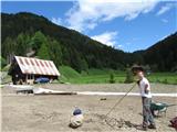 Ojstrnik 2052m Naš ljubljanski Jure pa ureja okolico(koplje kamenje)-podlaga za travo