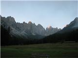 Monfalcon di Forni (2453 m) zgodnje jutro pri koči Padova