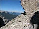 Monfalcon di Forni (2453 m) začetek vzpona je pod mogočno južno steno