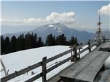 Pogled na Dobrčo, pod vrhom lepo vidna zasnežena Lešanska planina