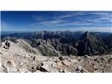 Del panorame z vrha...spredaj dominira Jalovec, zadaj seveda Triglav...