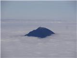 Uršlja gora v morju megle