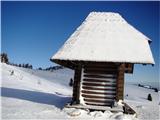 Kapelica/zavetišče pred vrhom Komna