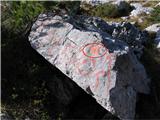 Monte Pleros (2314) na skali je napis za vrh in oznaka težavnosti (escursionisti esperti) 