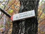 Jof di Chiusaforte in Monte Plananizza oznaka tik pod škrbino Patok