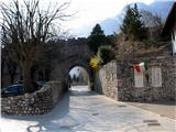 Monte San Simeone Vhod v mestece Venzone
