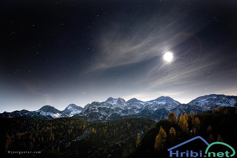 Noč nad Spodnjimi Bohinjskimi gorami in jesenskimi macesni