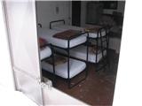 koča Pellarini ima pod teraso bivak s 6 posteljami