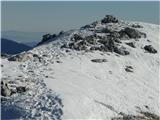 Vrh Zadnjega Vogla, ki je višji od obeh bratov, zato tudi razgledi ustrezno višji in daleč, daleč sežejo...