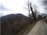 ...levo je 782 metrov visoka Dreveniška gora in desno okrepčevalnica Drevenik...
