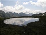 Hochkreuz 2709m (Avstrija) Manjše jezerce, zadaj vrhovi visoki približno 2500m.