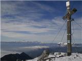 Vrh Storžiča in v ozadju Triglav