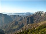 spodaj Knežke Ravne, naprej planina Kuk, v ozadnju Matajur