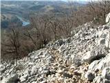 strmo, v ozadju zgoraj levo Soča in spomenik padlim v I. sv. vojni 
