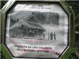 od nekdanje koče je ostala le še info tabla, zgrajena 1945, v snežnem plazu uničena v zimi 1950/1951